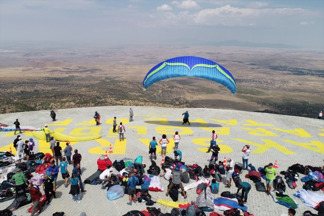 Yamaç paraşütü tutkunlarının gözde mekanı: Hasandağı